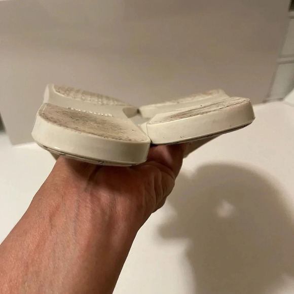 Coach's beautiful cream color Sandal with cold color horsbit - Picture 3 of 10